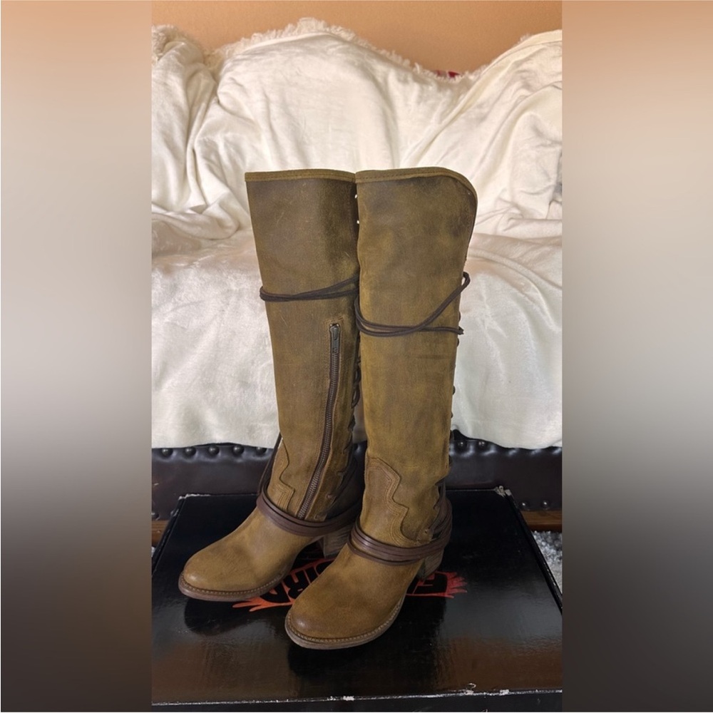 Freebird Brown Lace Up BootsFreebird OLIVE Coal boots. Lace up with zipper acces
